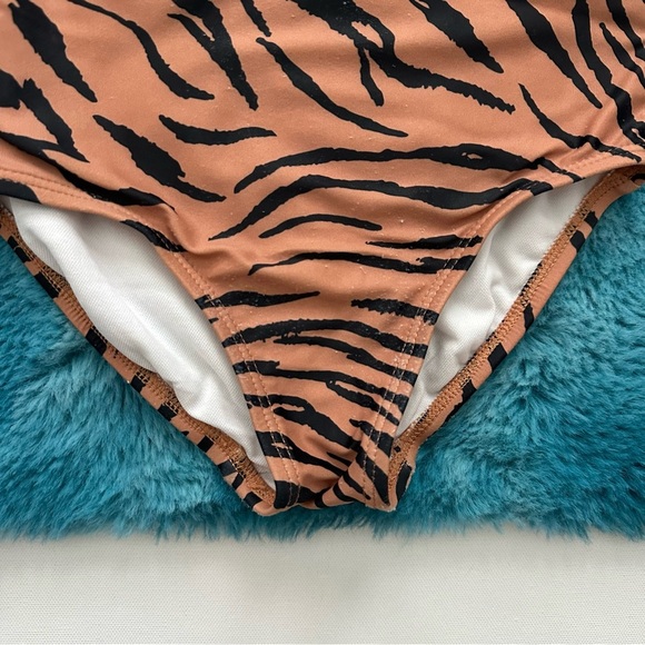 Carter’s Girls One Piece Tiger Swimsuit Size 5 - Picture 4 of 14
